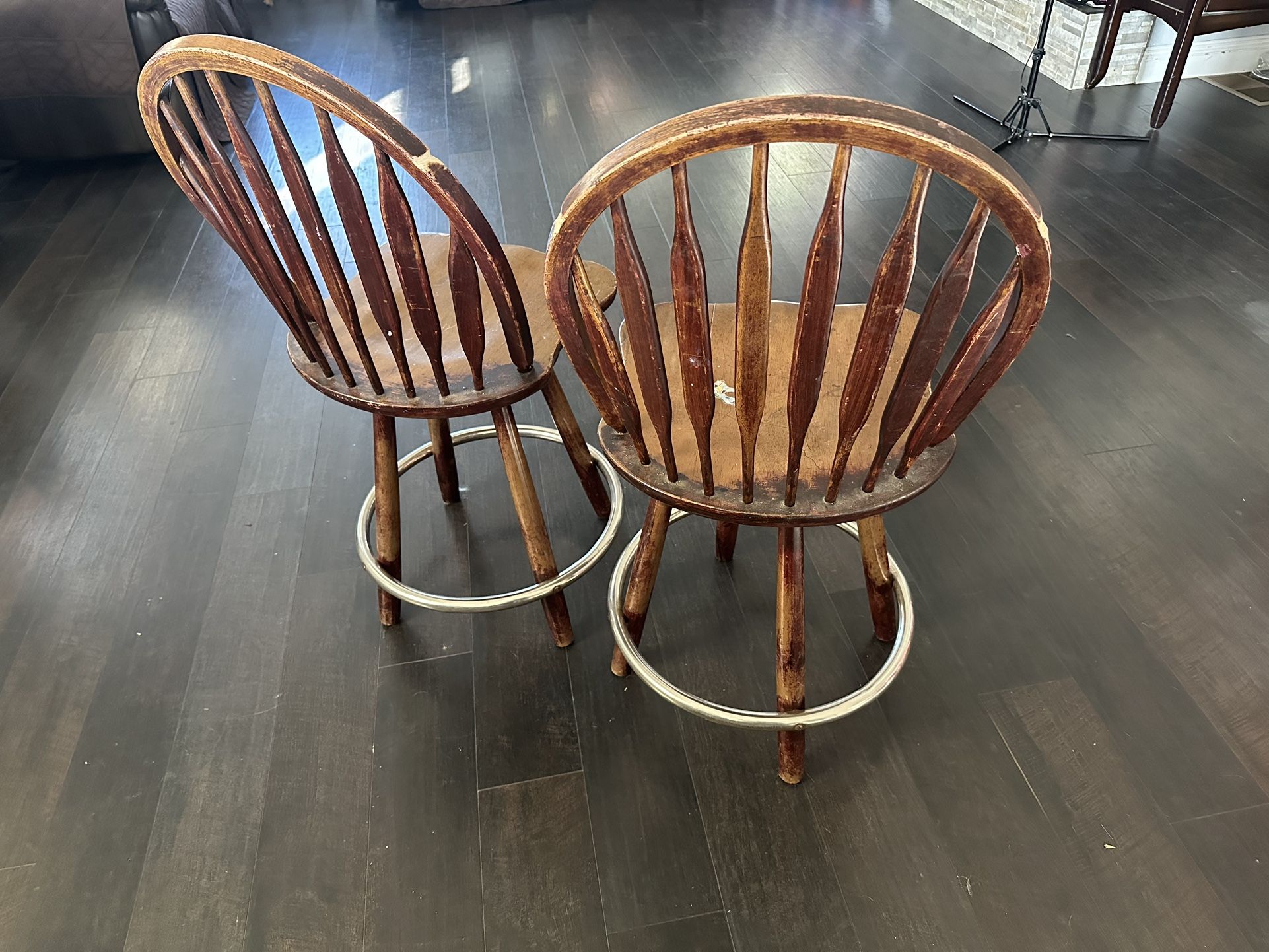 Bar Stools Swiveling (2)