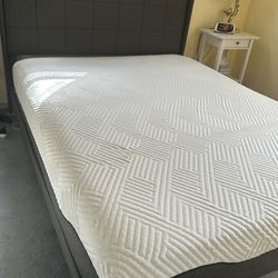 Queen bed w wooden slats and mattress