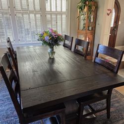 Dining Table & 6 Chairs 