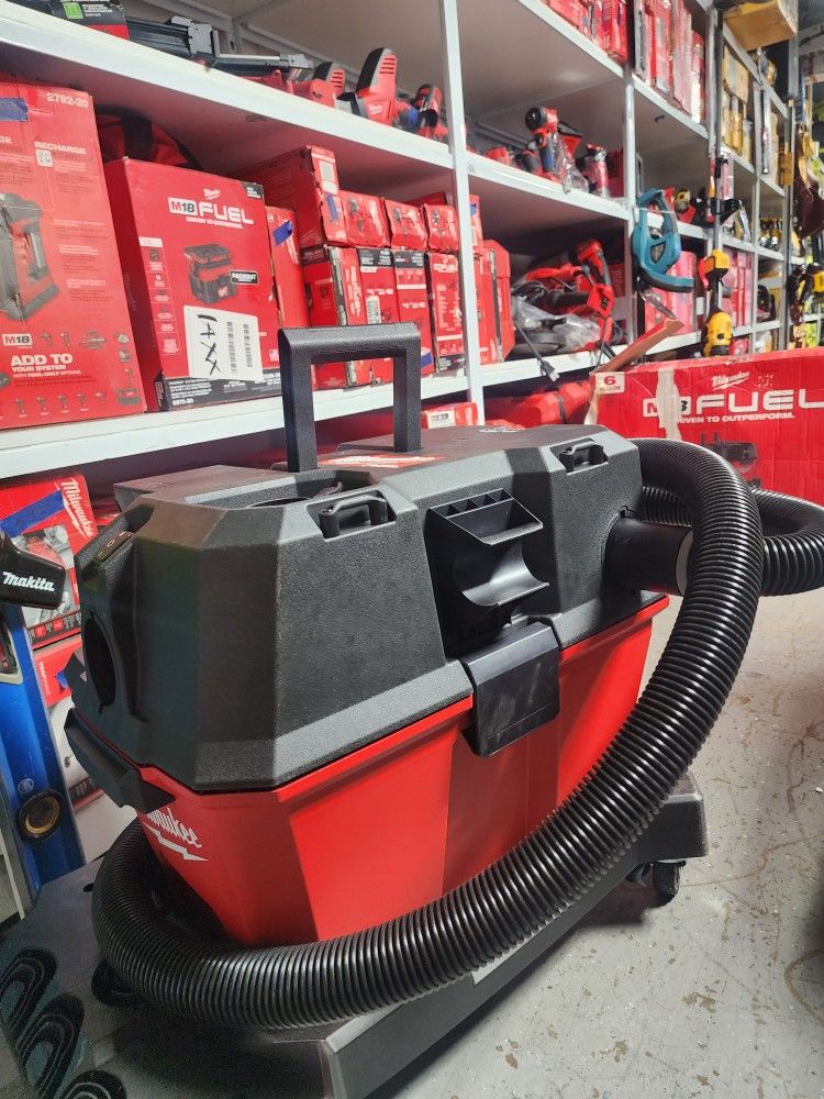 MILWUAKEE M18 FUEL BRUHLESS VACUUM TOOL ONLY NEW