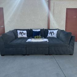 Thomasville 6 Piece Sectional Couch! (FREE DELIVERY 🚚)