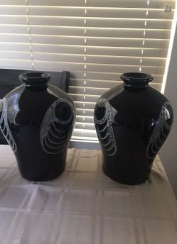 2 decorative vases