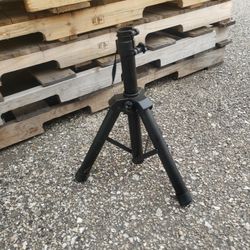 A telescope tripod
