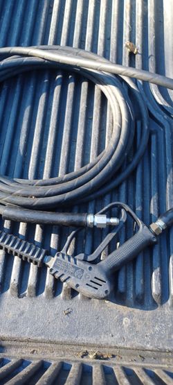 Very nice heavy duty pressure washer hose and gun. 3,000 PSI