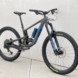 2022 Like NEW Santa Cruz Bronson C Carbon Mullet (29*27.5) Full Suspension Mountain Bike. MEDIUM. SRAM EAGLE 12sp. Carbon RaceFace Handlebar. 