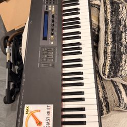 Yamaha S80 Synthesizer - Good Condition
