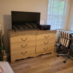 Grey Day Bed W/Pillow Top Mattress, 40' Vizio SMART T.V & Dresser