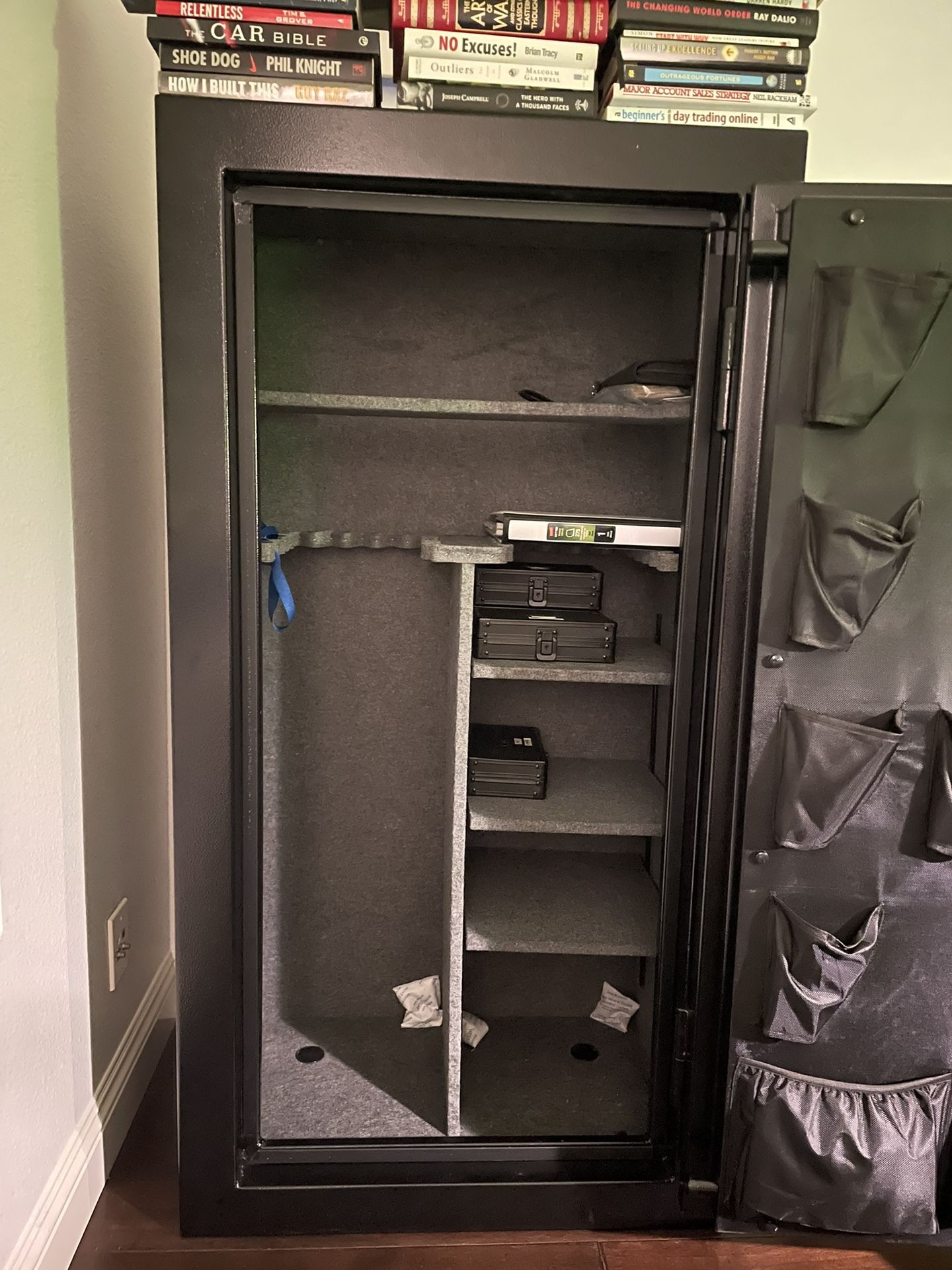 BIGHORN 18.46 cu ft EXECUTIVE GUN SAFE for Sale in Ladera Ranch, CA