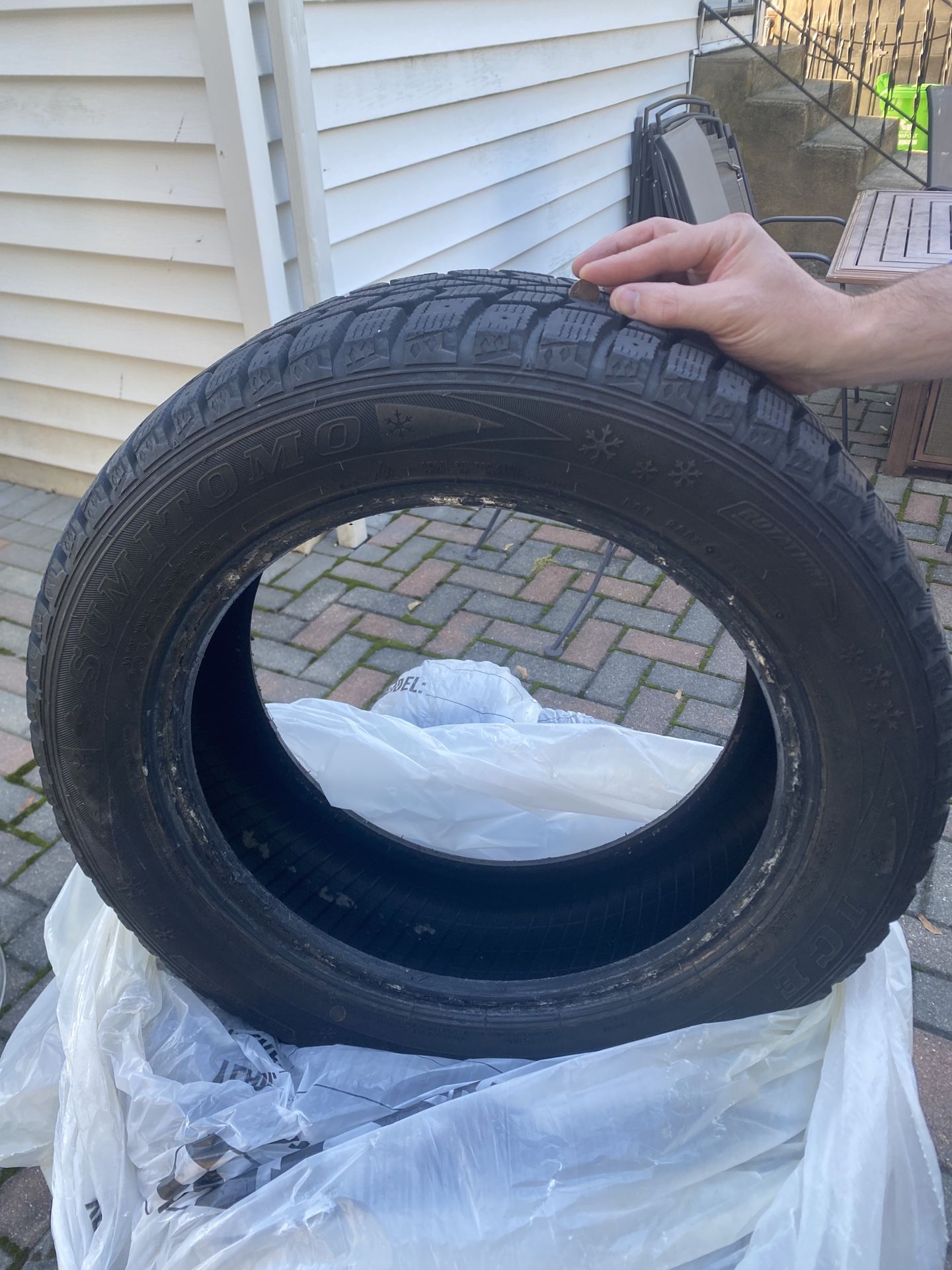 Set of 4 Sumitomo 205/55R16 Winter Tires (91T)