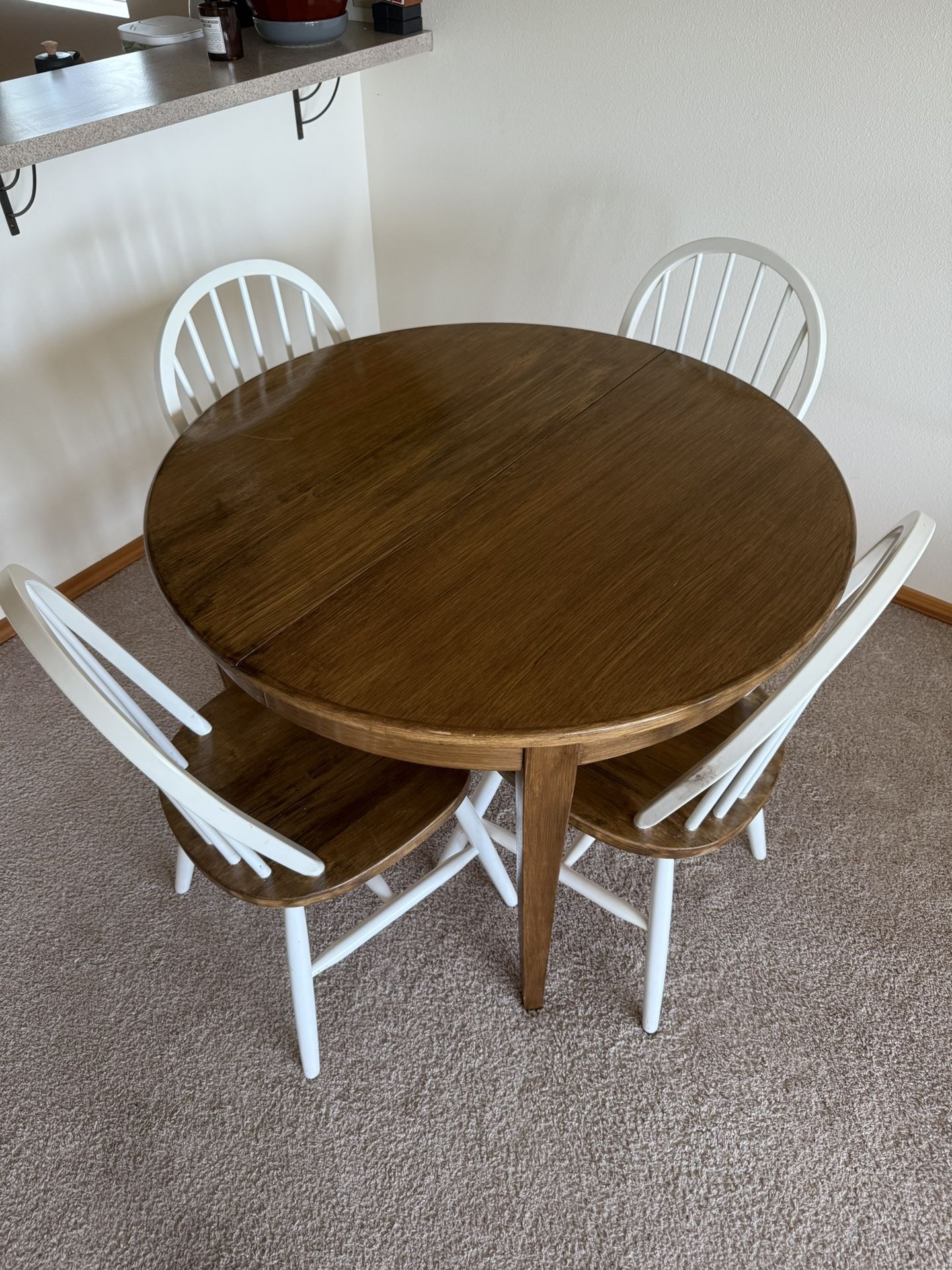 Expandable Dining Table with Leaf – Great Condition!