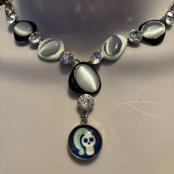 💎💀Halloween Silver Sexy Drop Skull Necklace Very Alluring Yet Classy 💀💎