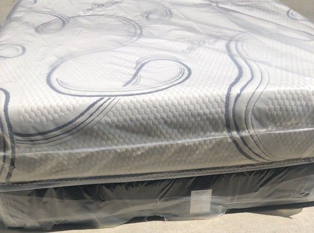 QUEEN MEMORY FOAM MATTRESS SET WHIT BOX SPRING BRAND NEW ✅️