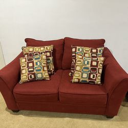 Loveseat With 4 Pillows