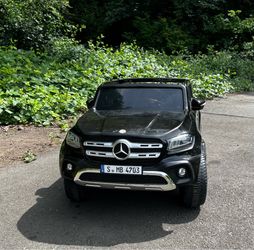 Mercedes Benz 2-Seater Kids Ride On Car ,Black. 12 V. Works great. Minor scratches