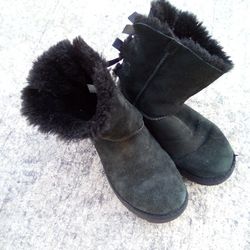 Black Ladies UGGs Sz 7 18.00