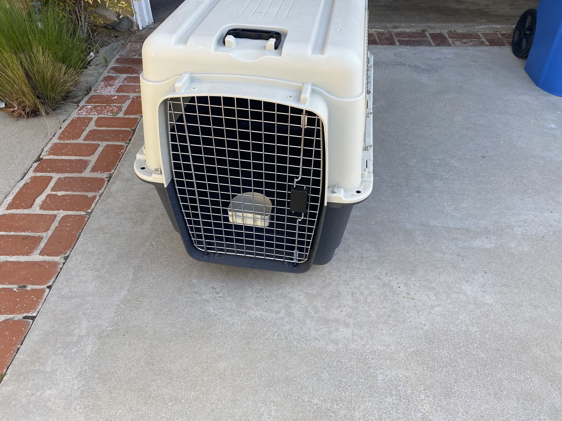 SportPet Designs Plastic Kennels Plastic Wire Door Travel Dog Crate - Medium, Gray (CM-2001-CS01)