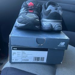 New balance boys 9060 Size 8 Kids