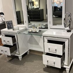 👉Tamsin Silver-Gray Metallic Vanity Dresser With Mirror
Homelegance$20 Down Payment and delivery available 