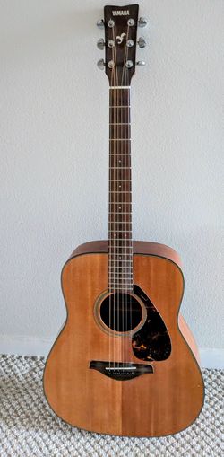 Yamaha acoustic guitar fg700s