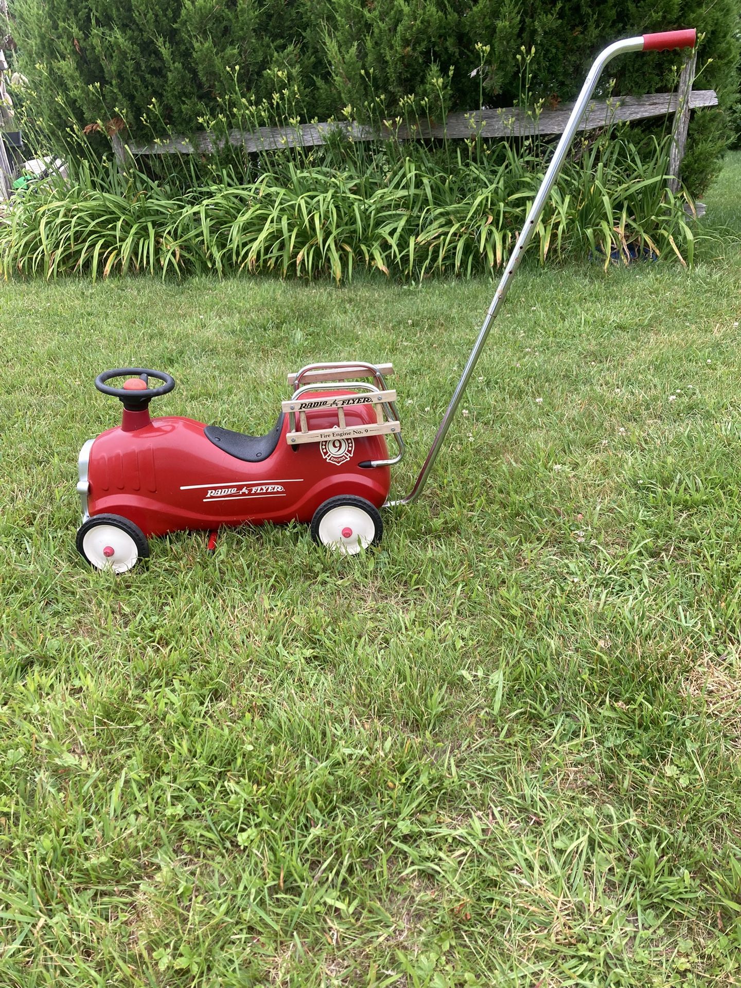 RADIO FLYER METAL FIRE ENGINE W/pushbar