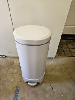 Munchkin Diaper Pail Like New!