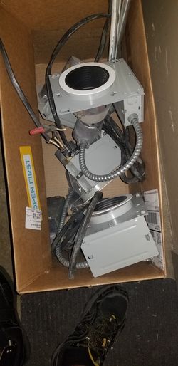 4 recessed lights housing pulgs