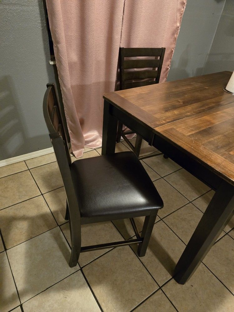 Comedor Extendible De 4 Sillas Y Un Banco