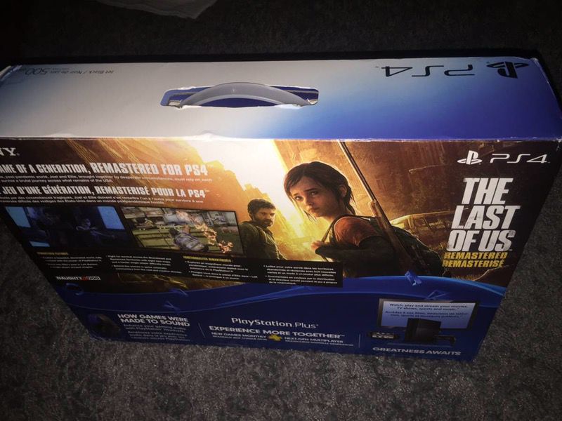 PlayStation 4 almost brand new in the box only used few days!!
