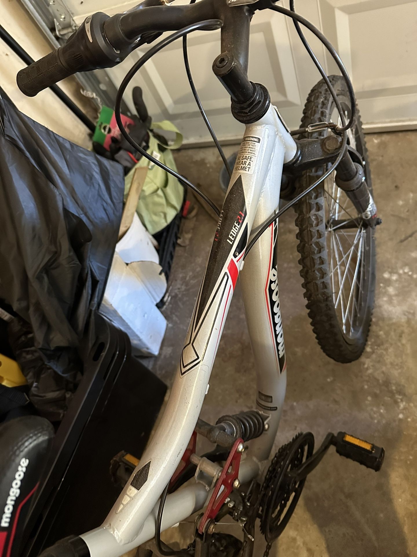 Mongoose Ledge 2.1 Mountain Bike