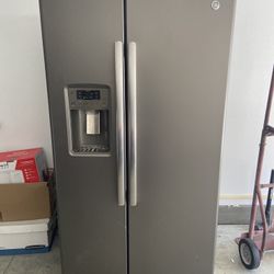 GE Side By Side Refrigerator W/ Water/ice Dispenser 