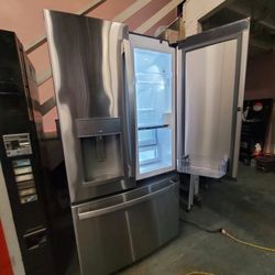 DM for delivery LG Refrigerator Fridge Freezer on bottom