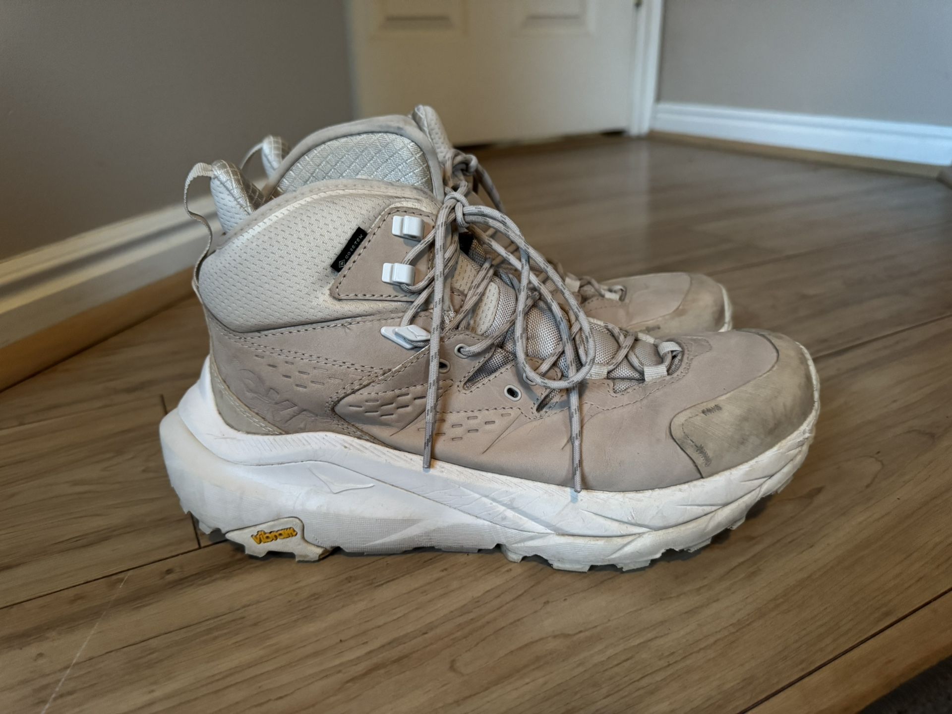 Hoka Kaha 2 Hiking Boots, Beige/Sand Color. Women’s 11, Men’s 9.5