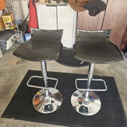 Bar stool with adjustable height, 360 swivel seat design 