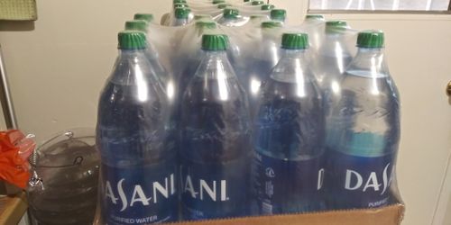 Botellas de agua un litro y medio cada botella. El 12 $20.. Papel rollo 80 rollos por 60 ó 3.50 cada paquete de 4