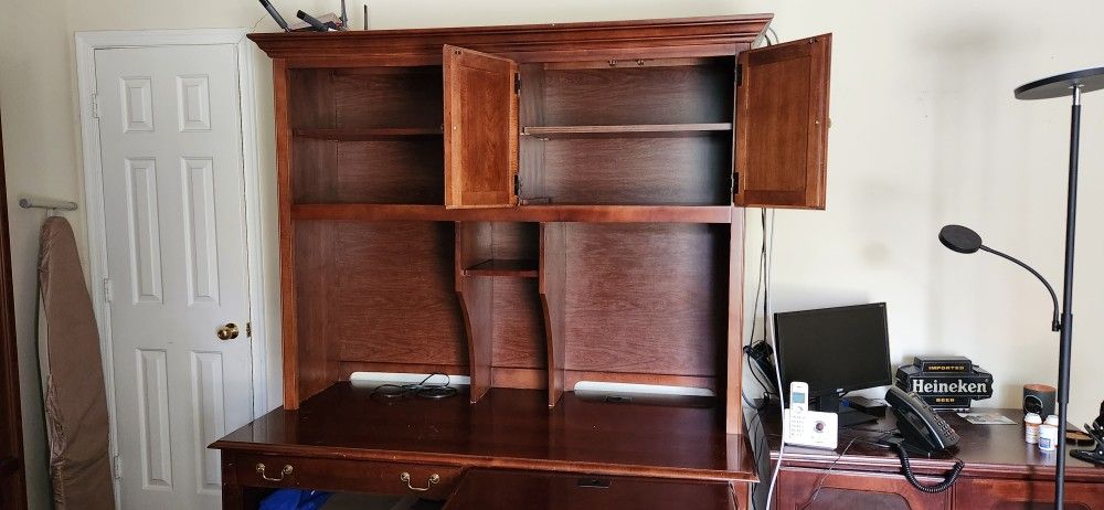 Stanley Furiniture Executive Desk With Hutch
