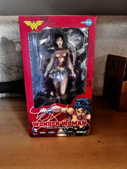 Unopened  Kotobukiya Wonder Woman 1/6 Scalr Pre-painted PVC Statue