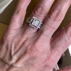 Stunning 14kt white gold Engagement Ring 