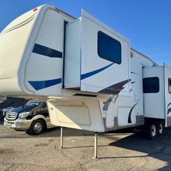 2005 keystone Montana mountaineer 32ft 5ft wheel has 2 large slideouts