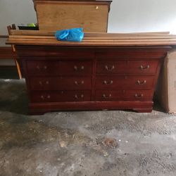 King Sleigh Bed And Dresser W/mirror 