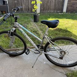Schwinn  bike, no rust, tires are good and ready to use!