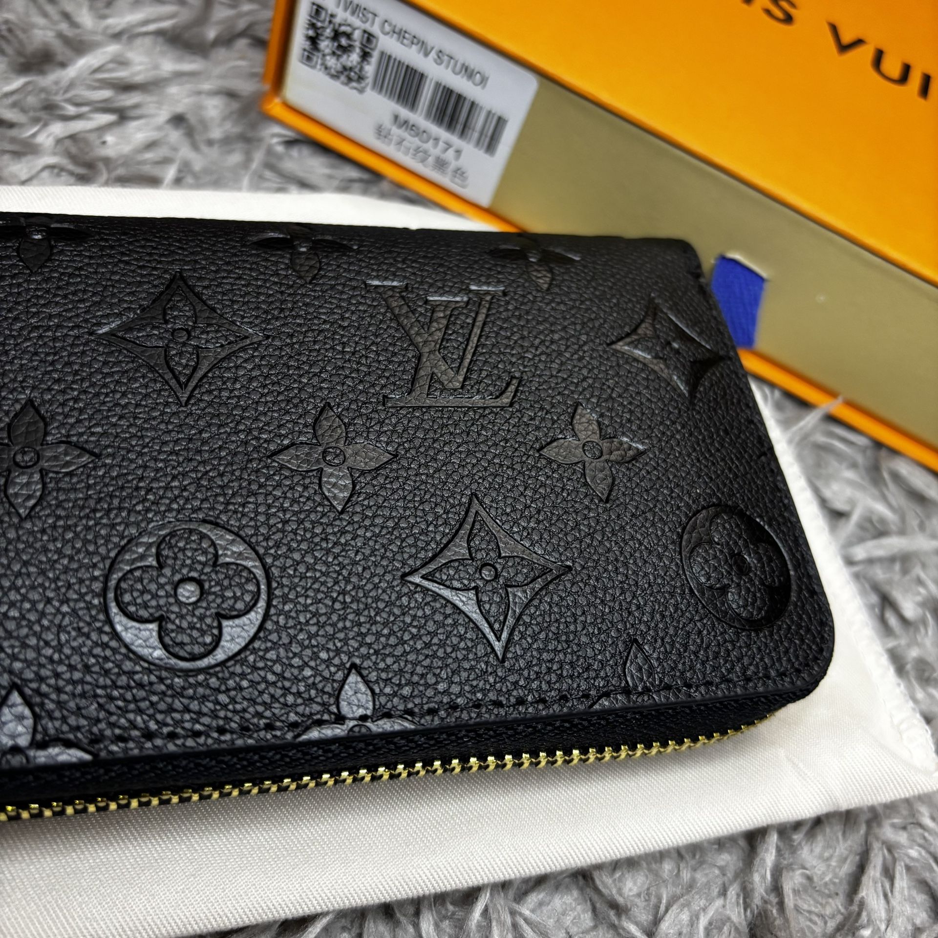 LV woman wallet