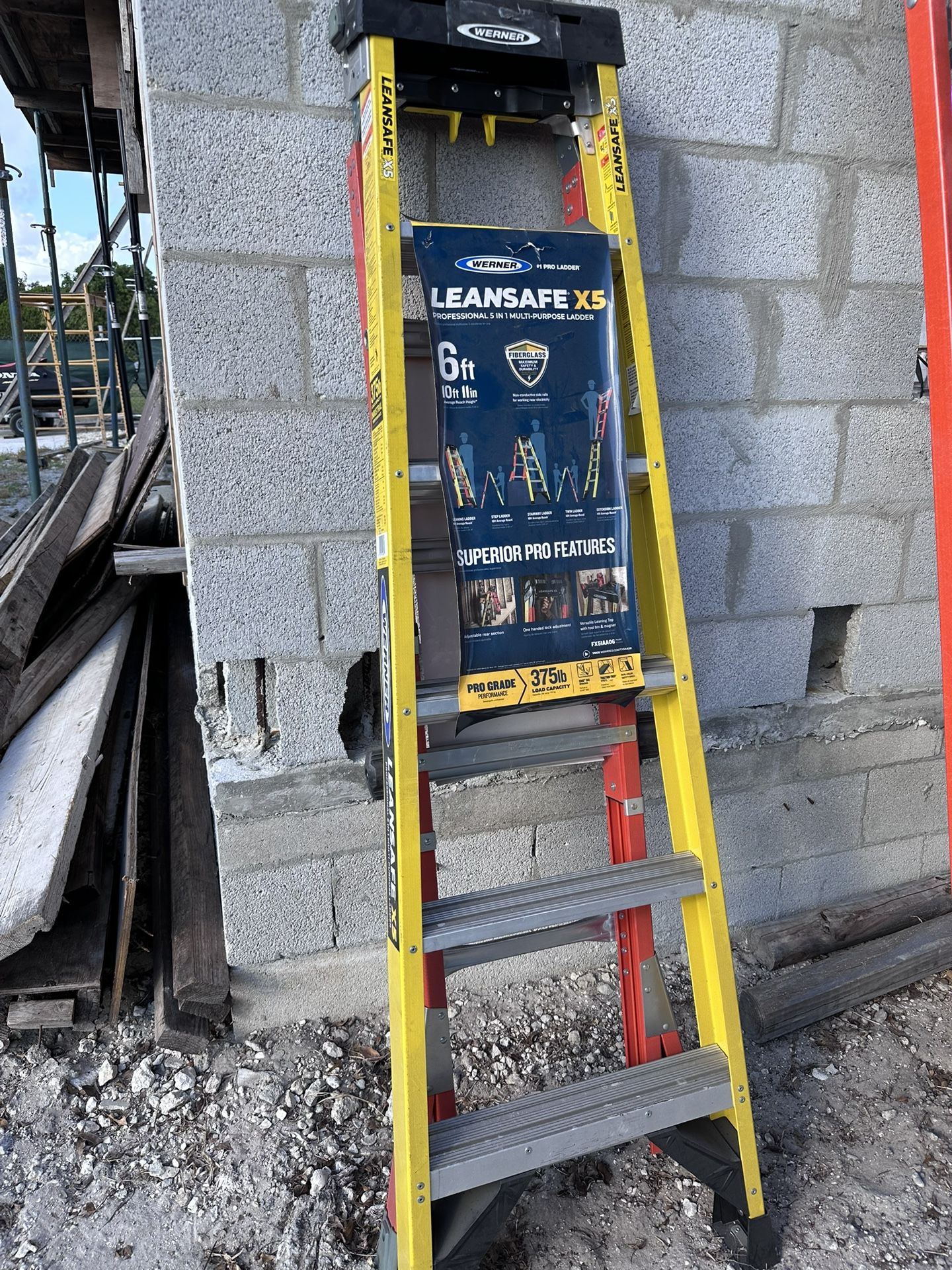 WERNER Stepladder: 6 ft Ladder Size, Fiberglass
