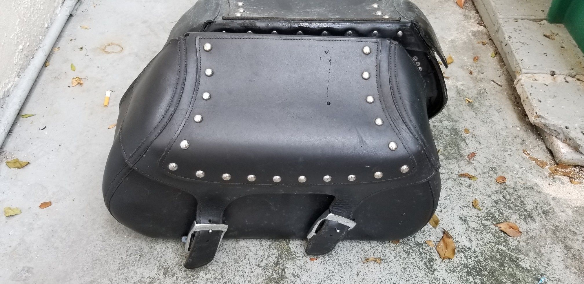 Leather motorcycle saddlebags