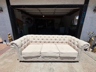 High quality couch,like new,can deliver