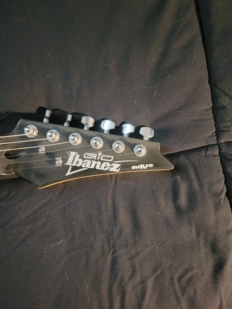 New IBANEZ 3/4 electric Guitar For Kids Never Used. Comes With Practice Amp $120