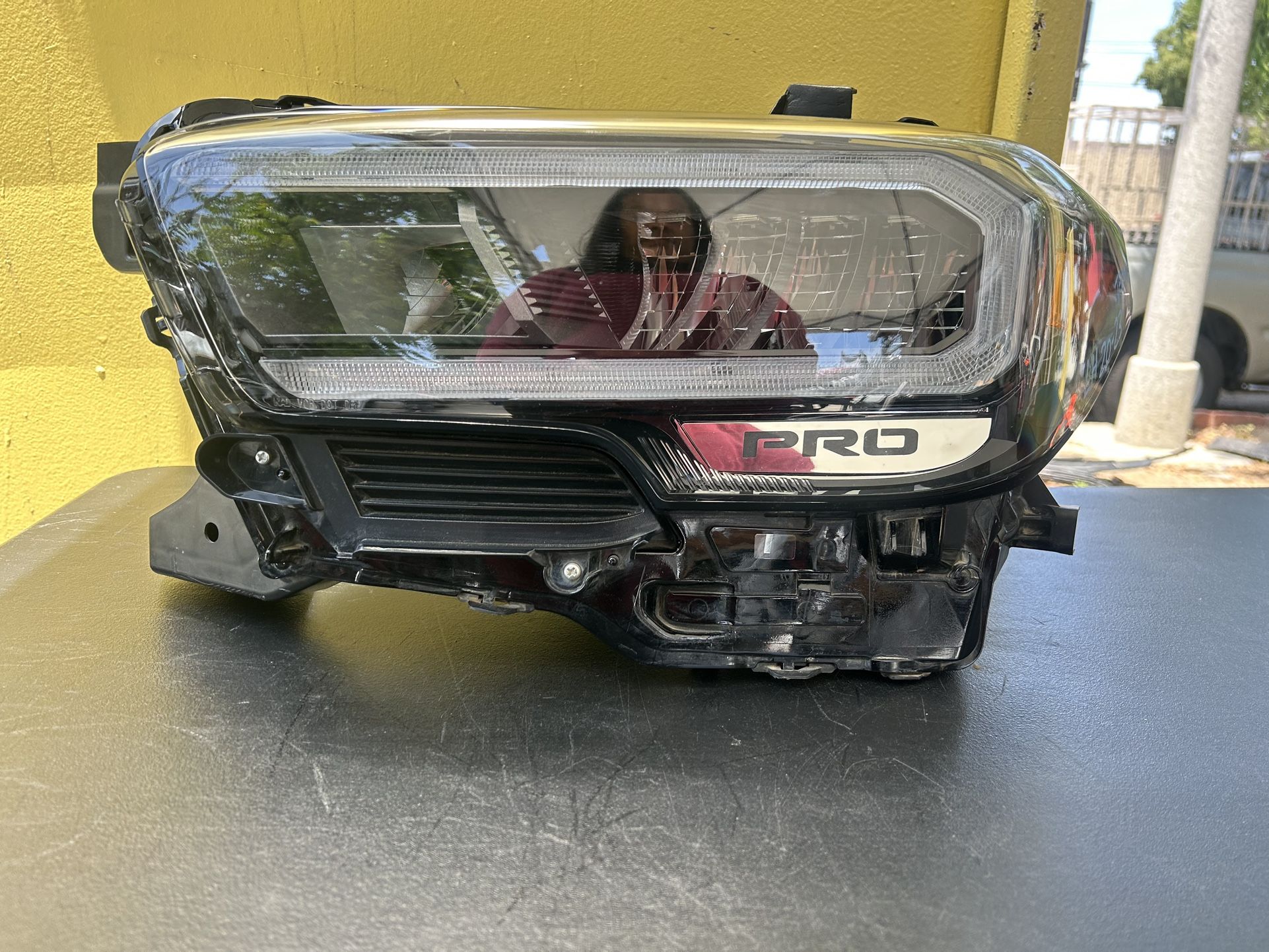 2020-2023 TOYOTA TACOMA LH HEADLIGHT OEM
