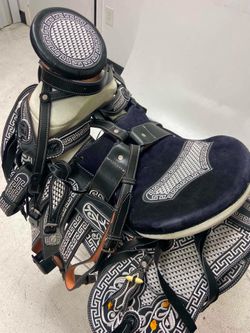 Montura de piel bordada