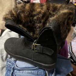 Ladies GUESS Fur Lined Boots - Excellent Near New Condition 