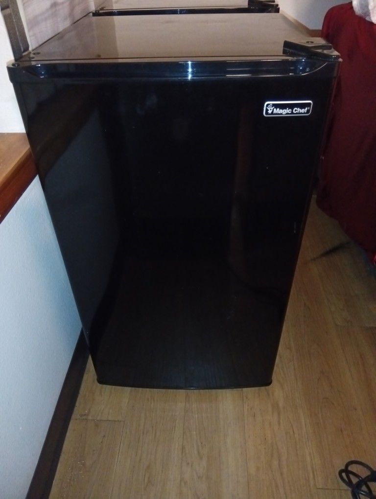 Magic Chef 3.5 Mini Fridge And Freezer
