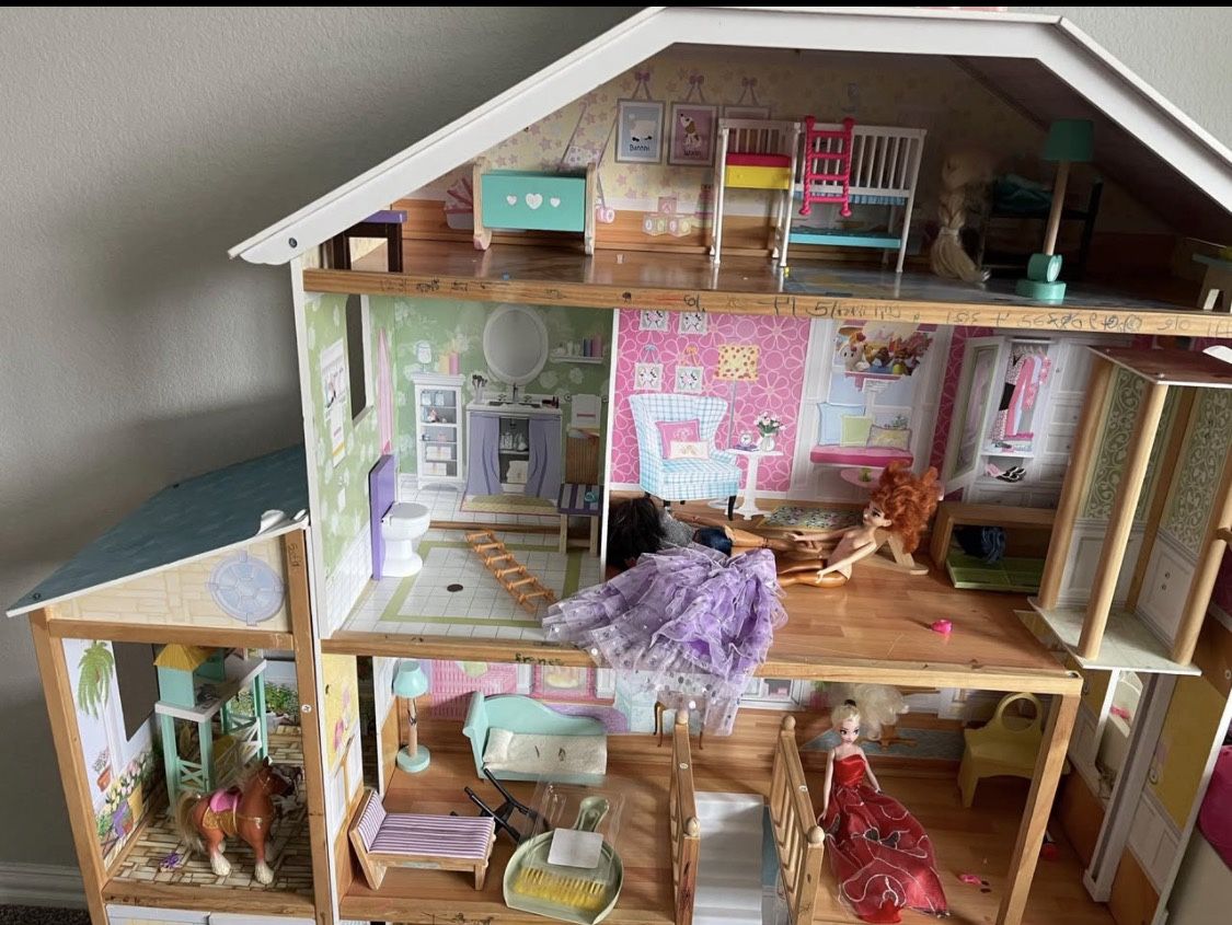 Doll House With Dolls